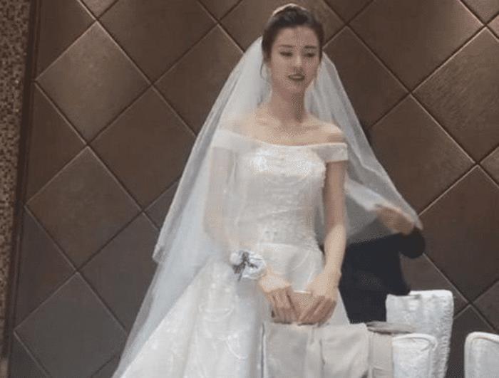 抖音“最美新娘”撞脸王祖贤，微笑的那一刻，网友：新郎自求多福