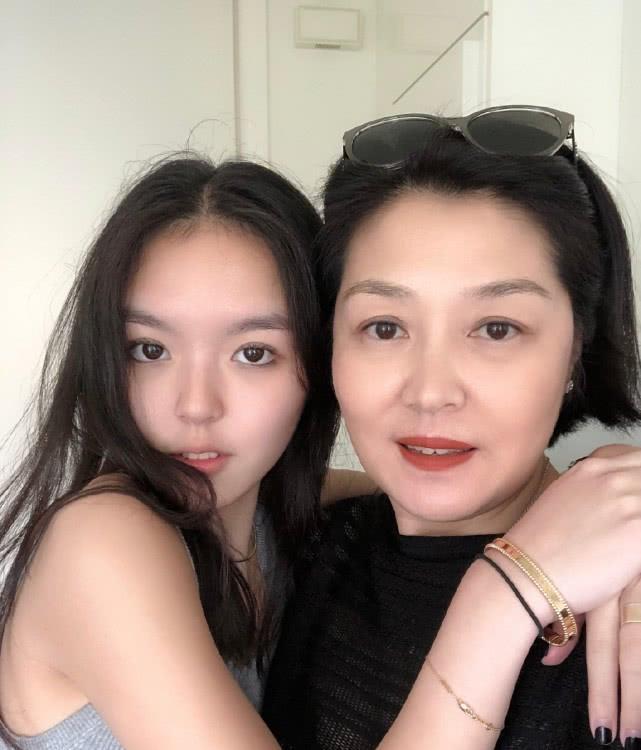 法图麦开保时捷911出行，李咏还为女儿留下另一辆超级跑车