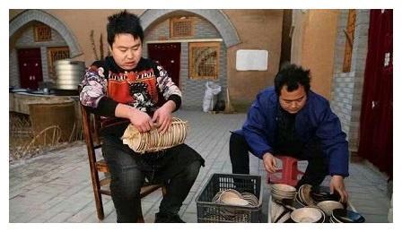 河南小伙卖街头小吃，一天能丢500个碗，不知道还以为是瓷器店！