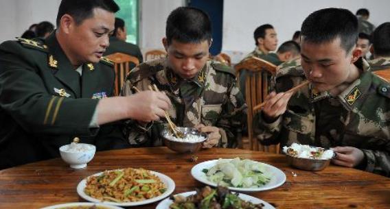 部队士兵最爱吃的一顿饭，不是大鱼大肉，当兵的自然就懂！