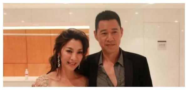 63岁张丰毅被称硬汉，隐瞒25年的二婚老婆，原来是我们熟悉的她？