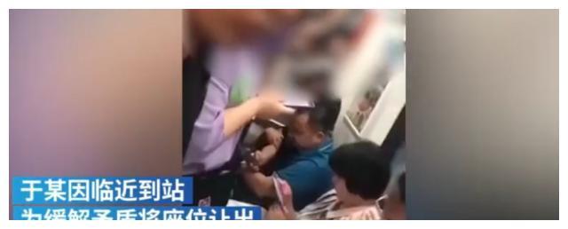 北京地铁骂人男子，“给你爹”让座的人，终于坐到了他该坐的地方