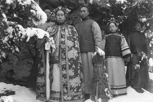 慈禧一人47年，全靠身边这两个假太监陪她度过