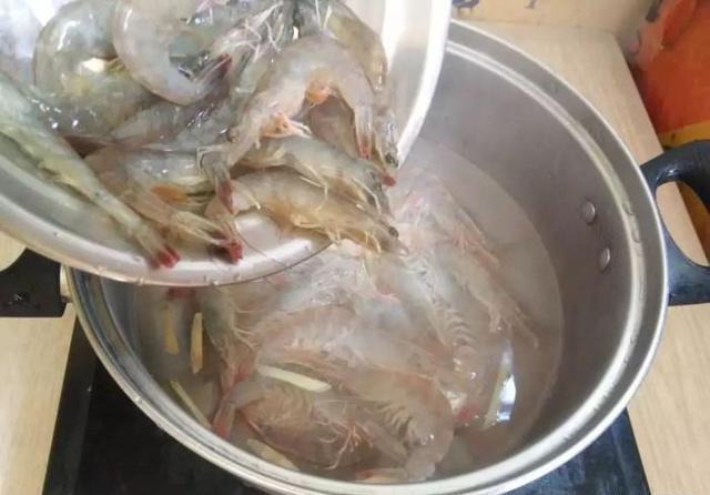 做水煮虾时，应该冷水还是开水下锅？一旦做错又老又腥