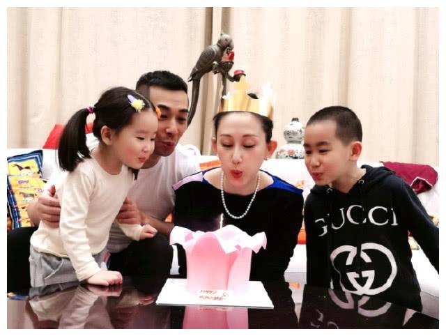 “牛小玲”张丹露微博晒40岁生日照，嫁赵文卓家庭美满幸福！