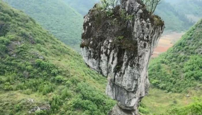 云南出现一“奇石”，屹立悬崖数万年不倒，至今不明白原因