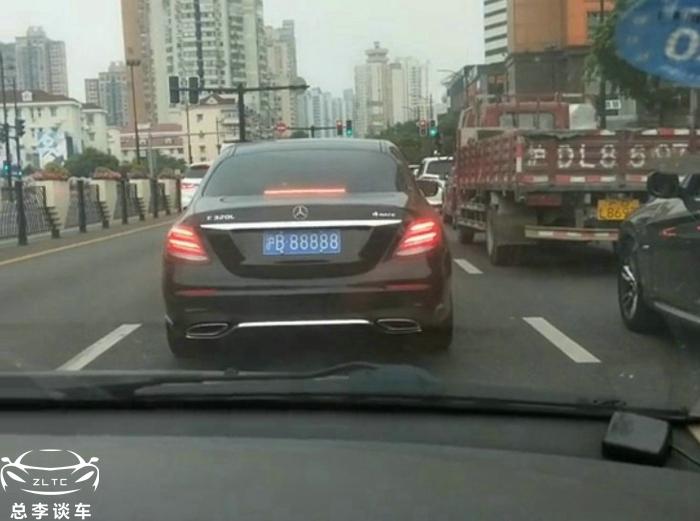 上海最牛的奔驰E，车63万，这牌照用一辆劳斯莱斯未必能换来