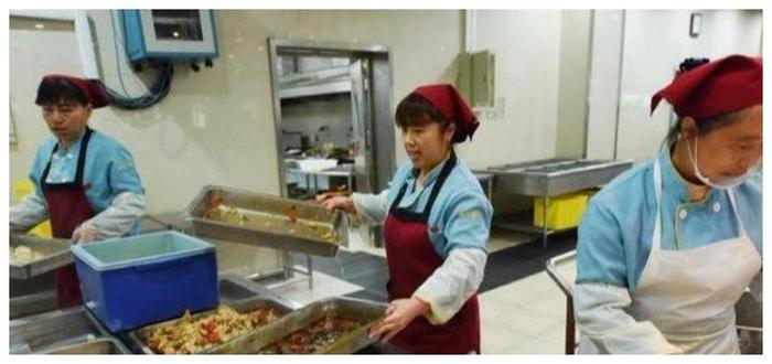 看到贫困生每餐就着免费汤啃一个馍，杭州师范大学怒推2元盖浇饭