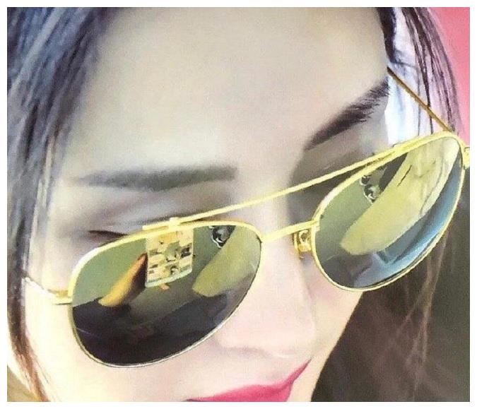 杨幂机场看漫画照被疯传，看见漫画风格后，大家这回都笑翻了