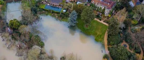 乔治克鲁尼英国豪宅被淹了！亿万别墅变洼地，洪水没过网球场