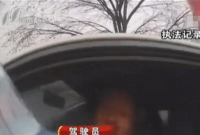 高速上交警发现无牌轿车，拦截后询问车牌，女司机：我不会安装！