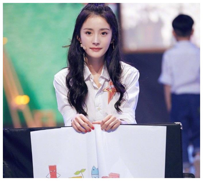 杨幂机场看漫画照被疯传，看见漫画风格后，大家这回都笑翻了