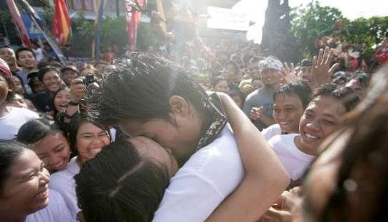 巴厘岛疯狂“亲吻节”，无数美女被亲哭，网友：难道不是耍流氓？
