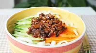 家常肉丁炸酱怎么做？3步搞定香浓不油腻，孩子爱吃还不容易糊锅！