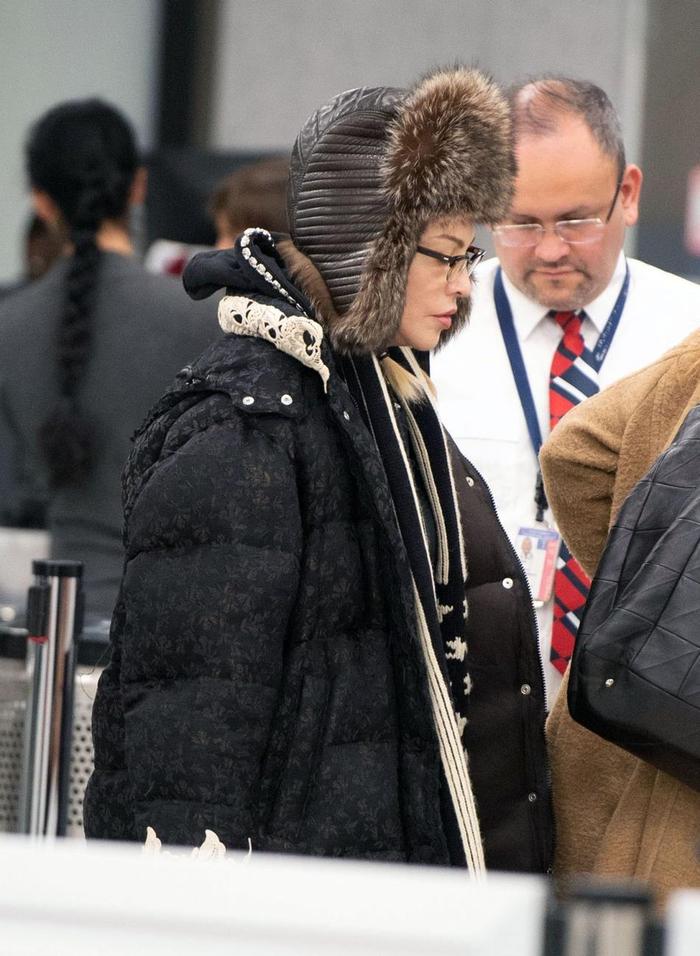 60岁麦当娜机场戴“雷锋帽”，居然还有点潮，土味时尚你懂吗？