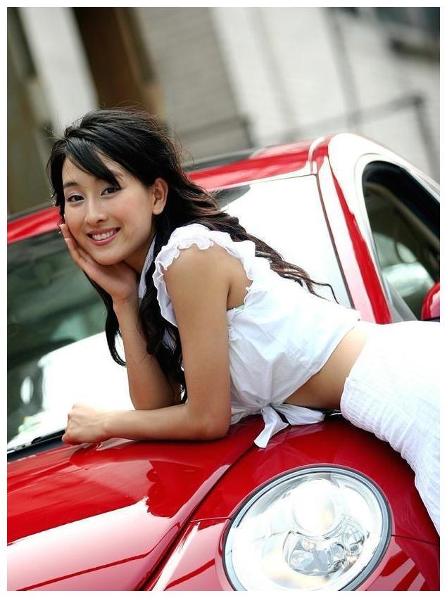 马苏12年前旧照曝光，开着买的第一辆车，那时她是孔令辉的女友