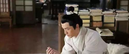 棉花是宋朝才引进我国的，之前人们没有棉被，如何抵御寒冷