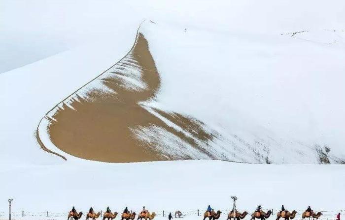 荒漠已披上“银装”，西部多地降雪破纪录，新一波大雪或要下多天