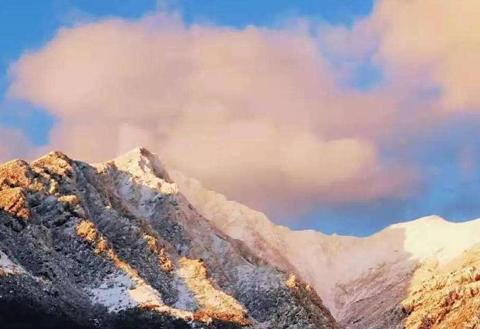 苍山雪是大理的风花雪月四景之一，苍山巍峨雄壮，峰峰有景！