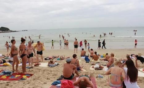 “挤爆”沙滩的俄罗斯美女，今年没去三亚，是都去哪里了？