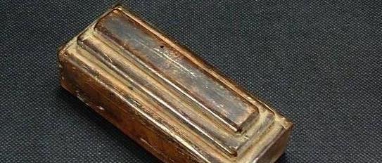 古代县令判案时拍桌子的木头叫什么？是怎么用的？
