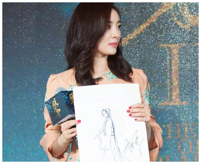 杨幂机场看漫画照被疯传，看见漫画风格后，大家这回都笑翻了