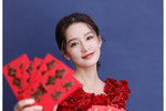 李沁穿红衣秀玲珑身材,妆容精致气色好,手拿红包送祝福