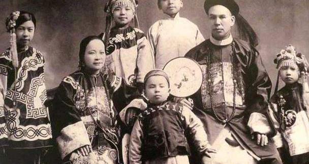 清朝亡国后，为什么许多满族人都改成了汉姓？