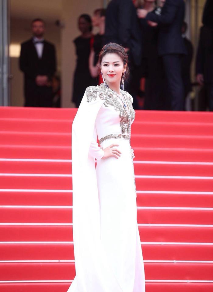 40岁刘涛首登戛纳红毯，一袭白色开叉长裙，美得高级又冷艳！
