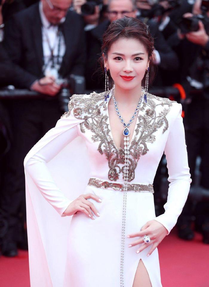 40岁刘涛首登戛纳红毯，一袭白色开叉长裙，美得高级又冷艳！