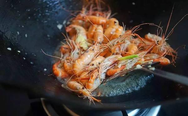 越南大虾在湄公河泛滥，一只虾巴掌大，“中国吃货们”敢下嘴吗？