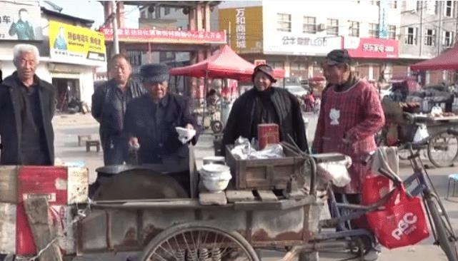 大爷推车卖“重口味”小吃，10元一份不涨价，顾客：比排骨好吃！