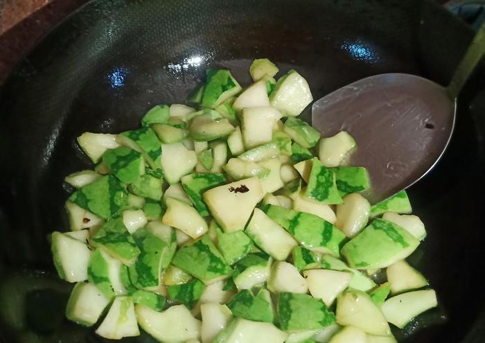 翠衣西瓜皮的新吃法，简单易做，脆嫩爽口，既下饭又养颜
