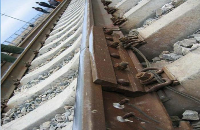 铁路上的钢轨是如何连接的，你知道吗？