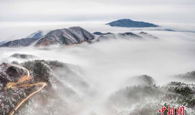 航拍江西武宁太平山雾凇景观如梦如幻蔚为壮观