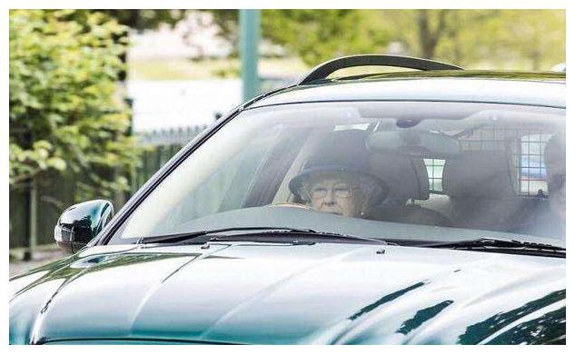 没有驾驶证开车77年，有司机不用，93岁高龄驾驶路虎外出，英女王