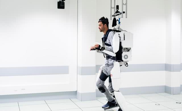 当四肢瘫痪遇上外骨骼机器人，科幻情节之意念控制照进现实