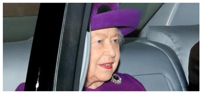 英女王被发现未系安全带驾车，督促助理：赶紧让哈里梅根离开