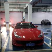 网友地库偶遇法拉利GTC4Lusso，车身流线型真漂亮！