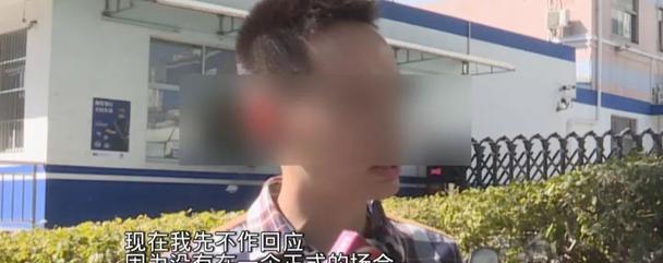 男友与50岁阿姨暧昧，女友揭穿竟被从家里打到走廊