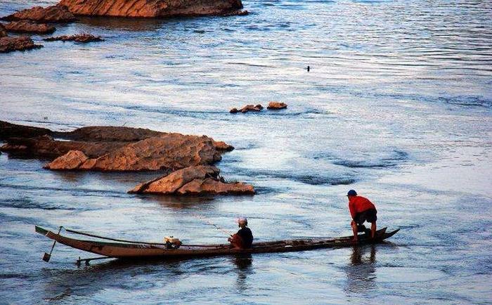 越南大虾在湄公河泛滥，一只虾巴掌大，“中国吃货们”敢下嘴吗？