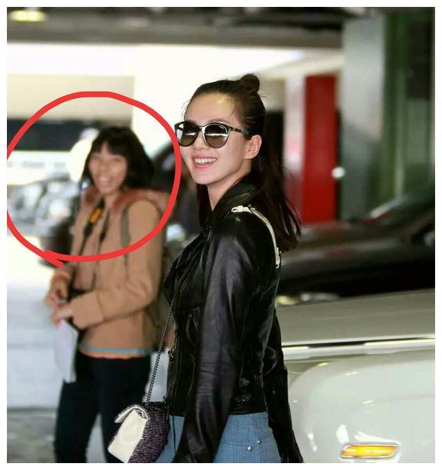 刘诗诗机场再遇虹桥一姐，可这次抢镜却是另一粉丝与助理的包包？