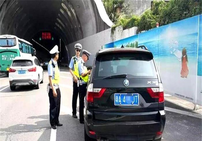 女子替好友取宝马X3，刚上路就被交警叫停，交警：报废车还开！