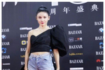 张蓝心穿的"液体裤"火了!看着简单却很上档次,美到骨子里