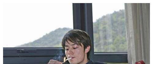 胡歌抽烟,李易峰抽烟,霍建华抽烟,都败给了这个本来不抽烟的人