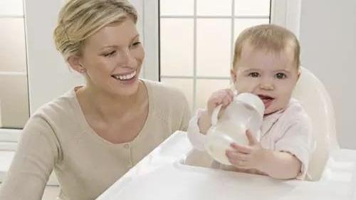 平时应该怎样训练宝宝使用奶瓶？