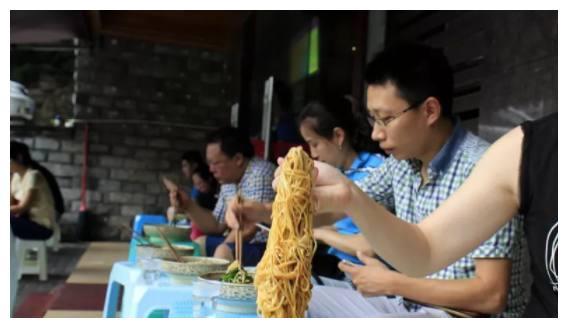 没有空调，没有座位，凭什么搬着凳子排队，大家也要来这家破店