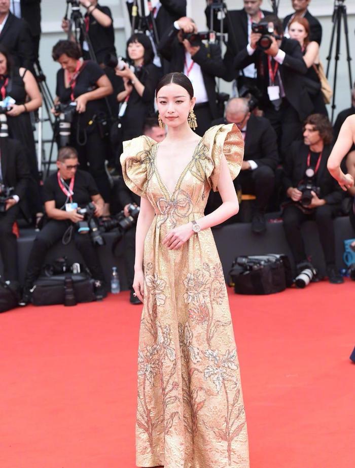 倪妮亮相威尼斯电影节，一袭深V金色长裙复古霸气，尽显艳丽美感