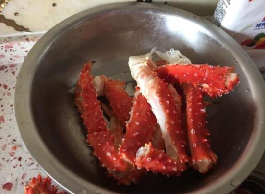 帝王蟹价格昂贵，人们却只吃腿，到底是浪费食材，还是外人不懂？