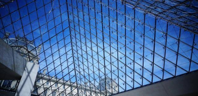 贝聿铭老先生使用玻璃打造法国地标性建筑，惊艳了全世界